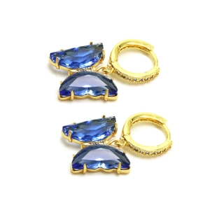 Détail de boucles d'oreilles papillon bleues avec placage or et pierres de zircone