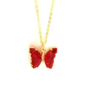 Élégant collier doré avec un pendentif papillon en cristal rouge vif et petits strass brillants