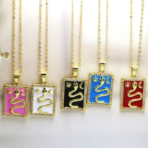 Details von fünf Emaille-Tarot-Halsketten mit goldenen Schlangen und Zirkonia