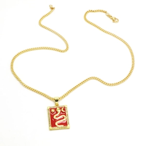 Goldene Gliederkette mit rechteckigem roten Tarot-Anhänger und Schlangenmotiv-Zirkonia