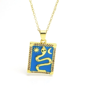 Nahaufnahme der goldenen Tarot-Halskette mit blauer Emaille-Schlange und Kristallrand