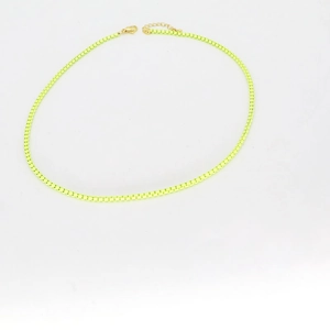 Vista detallada de un collar de cadena plana amarillo neón con cierre de langosta dorado