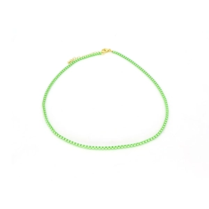Primer plano de collar plano de serpiente verde neón con cierre de langosta dorado