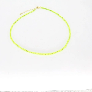 Primer plano de un collar de cadena de serpiente plana amarillo neón con cierre dorado