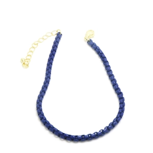 Primer plano de pulsera de cadena box azul oscuro con cierre de langosta dorado
