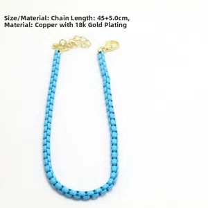 Detalle de collar de cuentas azul claro con cadena de extensión de cobre bañada en oro 18k