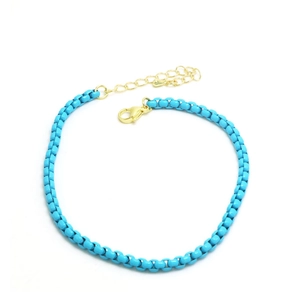 Pulsera bohemia de cuentas azul cielo con cierre de mosquetón dorado en fondo blanco