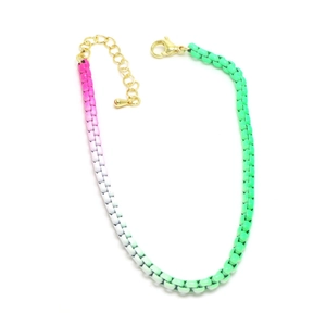 Detalle de la pulsera de cadena de colores con eslabones degradados rosa y verde y cierre de langosta