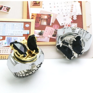 Bague montre papillon vintage avec bracelet élastique et accents de cristaux brillants