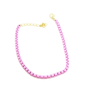 Detalle del collar de cadena de esmalte rosa con cierre de langosta dorado y eslabones