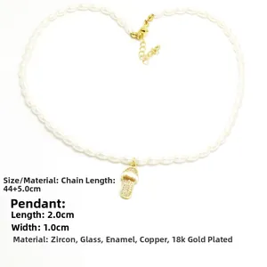 Detail van de parelketting met goudvergulde slipper hanger ingelegd met zirkonia stenen