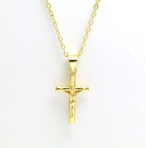 Macro-opname van gouden kruis hanger met Jezus reliëf en verfijnde metalen schakelketting