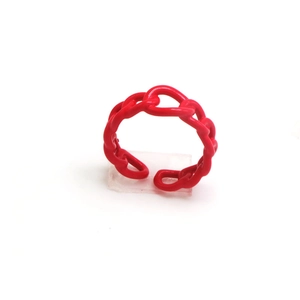 Nahaufnahme eines roten Emaille-Kettenglied-Verstellrings auf einem Ständer