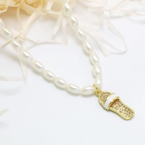 Vintage parelketting met een vergulde sandaal-hanger en sprankelende witte strass-steentjes