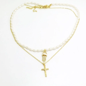 Dubbellaagse parelketting met gouden ketting, kruis- en glinsterende slipperhanger