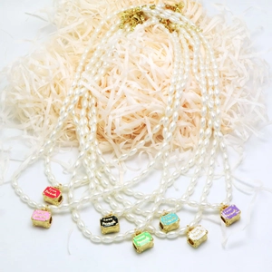 Vintage parelketting met kleurrijke emaille hangers en Love Friends gravering