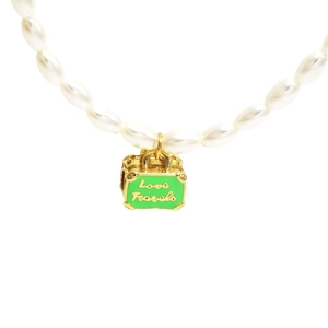Vintage parelketting met groene emaille koffer hanger en Love Travels tekst ontwerp
