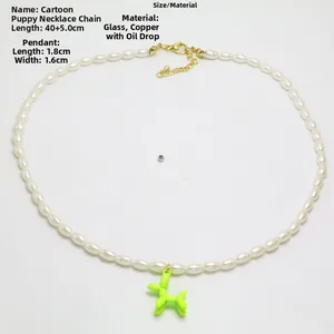 Détail du pendentif chien ballon vert fluo et collier de perles montrant 40+5 cm