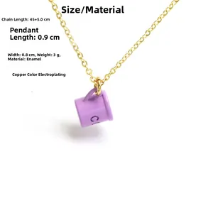 Détails du pendentif tasse à café avec dimensions 0,9x0,8cm et chaîne dorée 45+5cm