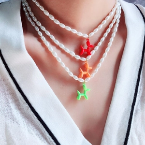 Collier en Imitation Künstliche Perle Chien Ballon pour Femmes Pendentif Animal Coloré Künstliche Perles en Émail Cuivre Bijoux Cadeau