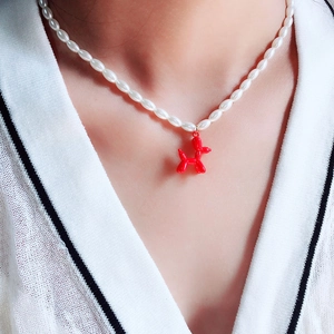 Collier de perles vintage avec un pendentif chien ballon rouge vif pour femme