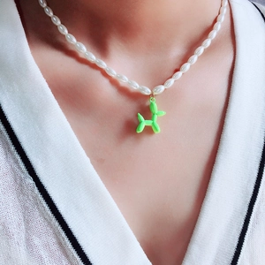 Collier rétro en perles d'imitation avec pendentif chien ballon vert pour femmes