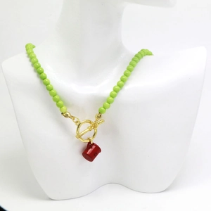Collier de perles vert fluo avec pendentif tasse à café rouge et fermoir doré OT