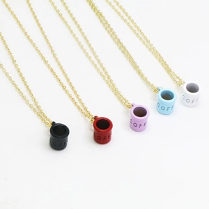 Colliers pendentifs tasses à café colorés dorés avec gravure de café sur fond blanc épuré