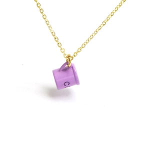 Collier doré avec pendentif tasse à café violette et détails de lettres CO
