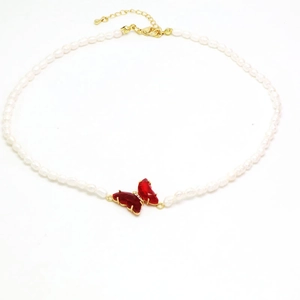 Elegante collar de perlas naturales con colgante de mariposa de cristal rojo