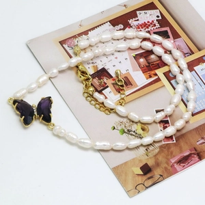Collar de perlas naturales con mariposa de cristal púrpura y cadena dorada ajustable