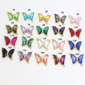 Catálogo detallado de dijes de mariposa de cristal coloridos con marcos de metal dorado