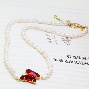 Elegante collar de perlas naturales con colgante de mariposa de cristal rojo y cadena dorada