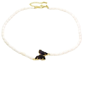 Collar de perlas barrocas con colgante de mariposa púrpura y engaste de garras doradas
