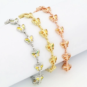 Detaillierte Makroansicht von Schmetterlingsarmbändern in Silber Gold und Roségold