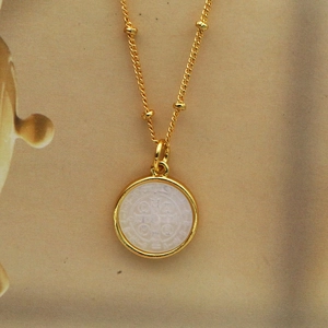 Collar dorado con medalla de San Benito y colgante circular de nácar natural