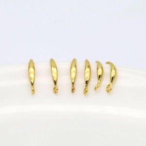 Detalle de seis ganchos para pendientes de hoja bañados en oro 18K con acabado de espejo