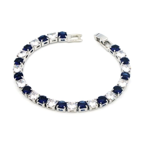 Detail van de blauw-witte zirkoon tennisarmband met een zilveren zetting en veilige sluiting