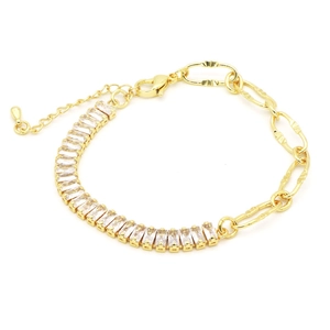 Dettaglio del bracciale a catena dorato con zirconi baguette lucidi e chiusura a moschettone