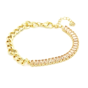 Dettaglio del bracciale cubano e tennis con zirconi champagne e chiusura a moschettone
