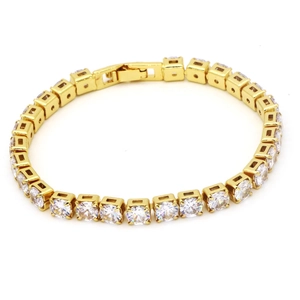 Detail van gouden tennisarmband met zirkonia stenen en stevige vouwsluiting