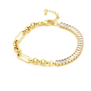 Dettaglio del bracciale a catena dorata con maglie a graffetta e zirconi rettangolari