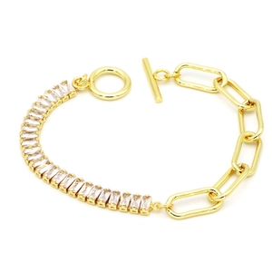Dettaglio del bracciale a catena cubana dorata con zirconi e chiusura a levetta