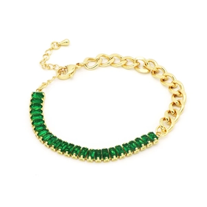 Dettaglio del bracciale a catena cubana dorata con pietre di zircone verde rettangolari