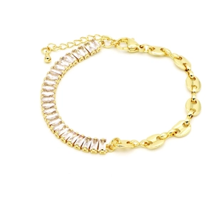 Dettaglio macro del bracciale a maglie dorate con zirconi rettangolari scintillanti