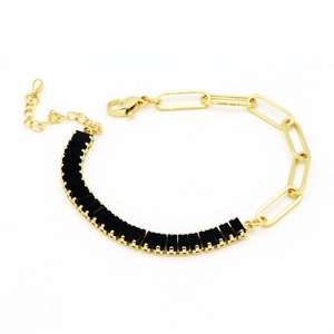 Dettaglio del bracciale con maglia a graffetta e gemme nere rettangolari da donna