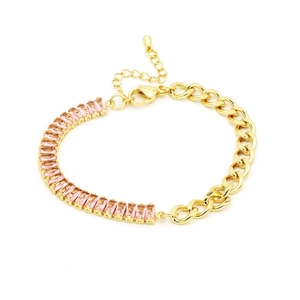Dettaglio del bracciale a catena cubana placcato oro con zirconi rosa rettangolari