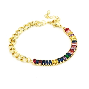 Dettaglio della catena a maglia dorata con zirconi rettangolari colorati effetto arcobaleno