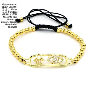 Detalle del amuleto de ojo turco y mano de Fátima en oro de 18k sobre pulsera