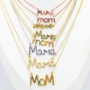 Détail des colliers MAMA et MOM avec cristaux de zircone colorés sertis en micro-pavé